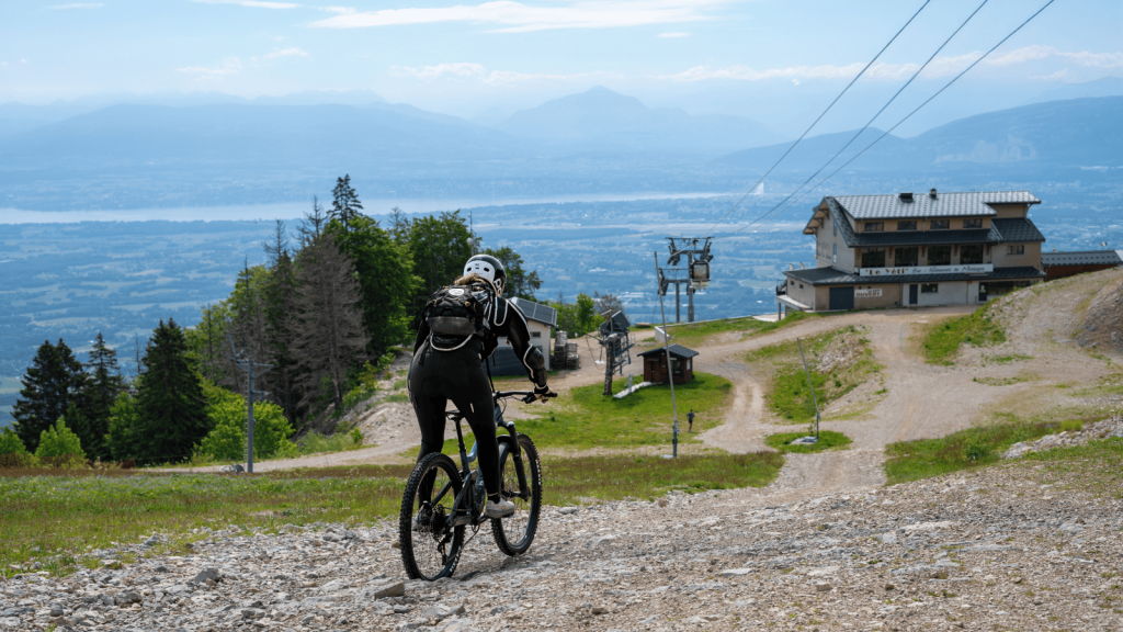 MOUNTAIN BIKE