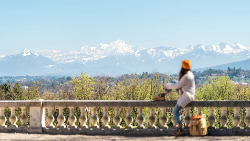 Parc du château de Voltaire devant le Mont Blanc