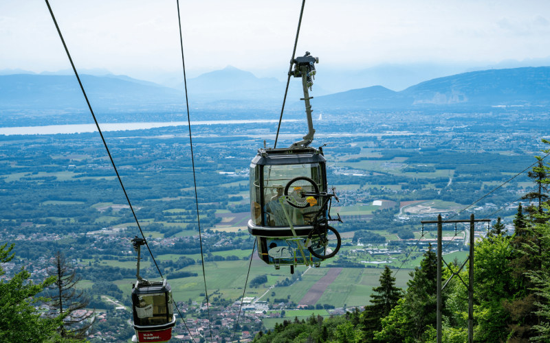 Montée en télécabines pour descente en VTT
