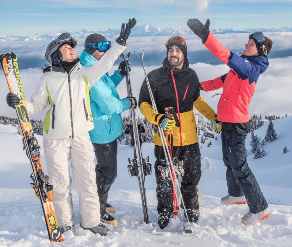 Skieurs devant Mont Blanc