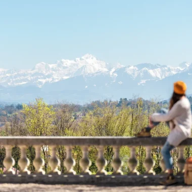 Parc du château de Voltaire devant le Mont Blanc