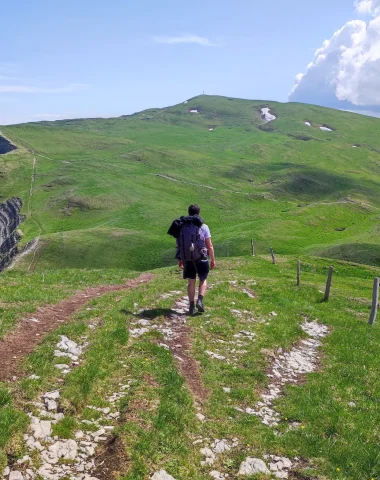 Randonneurs sur les crêtes
