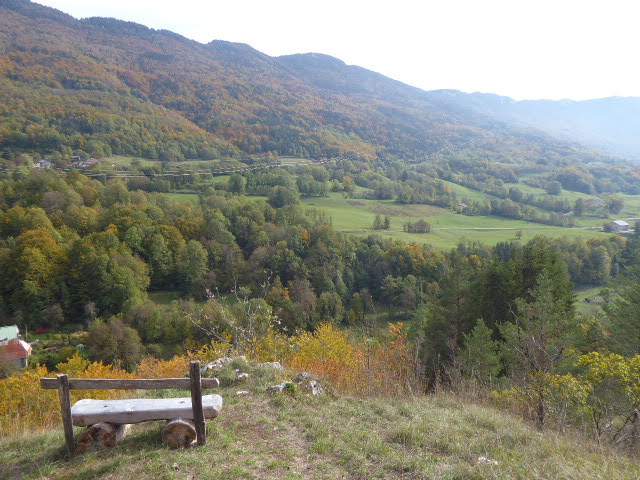 Banc et vue depuis la randonnée sur les pas des moines