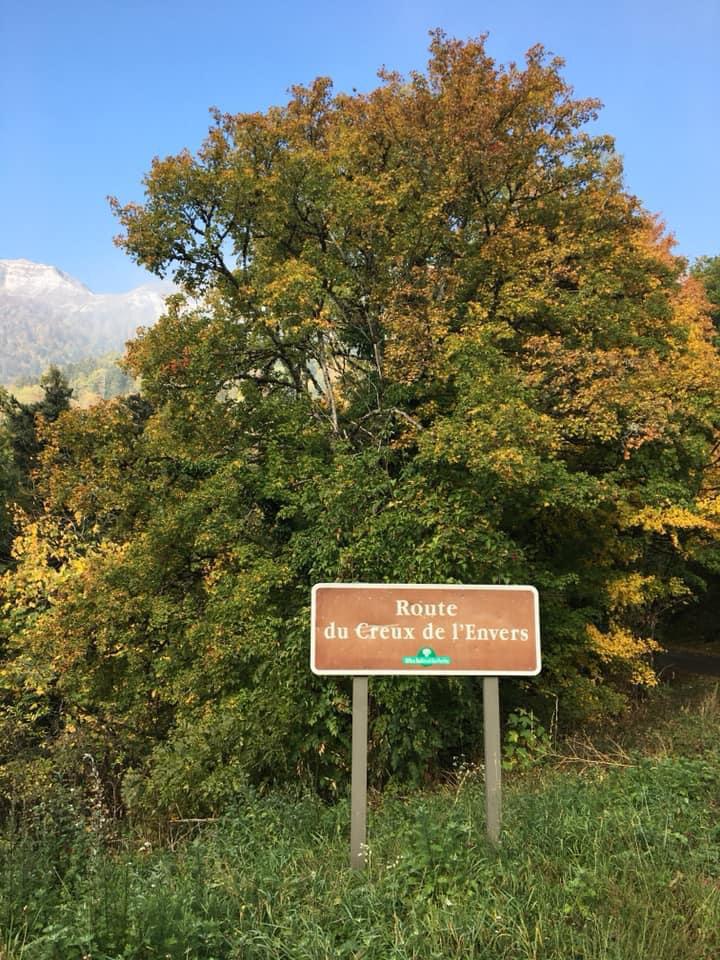 Panneau signant la route du Creux de l'Envers