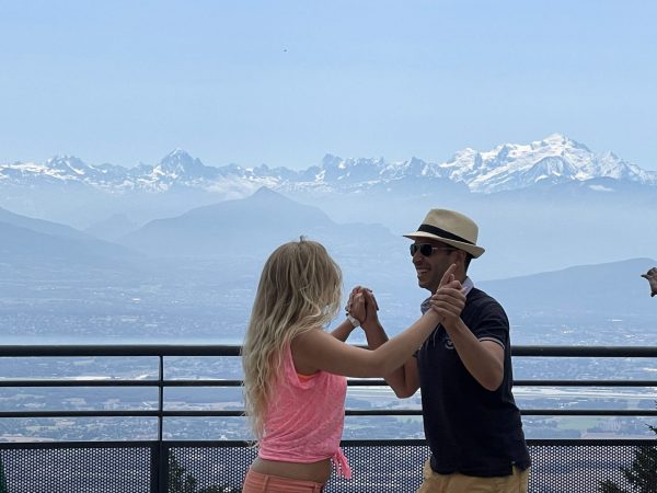 Danseurs de salsa face au Mont Blanc durant le festival Cuban'O2