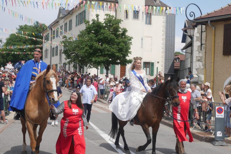 Le Roi et la Reine défilant à cheval