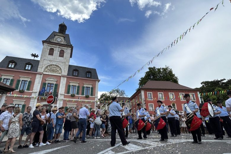 Fanfare défilant dans la ville